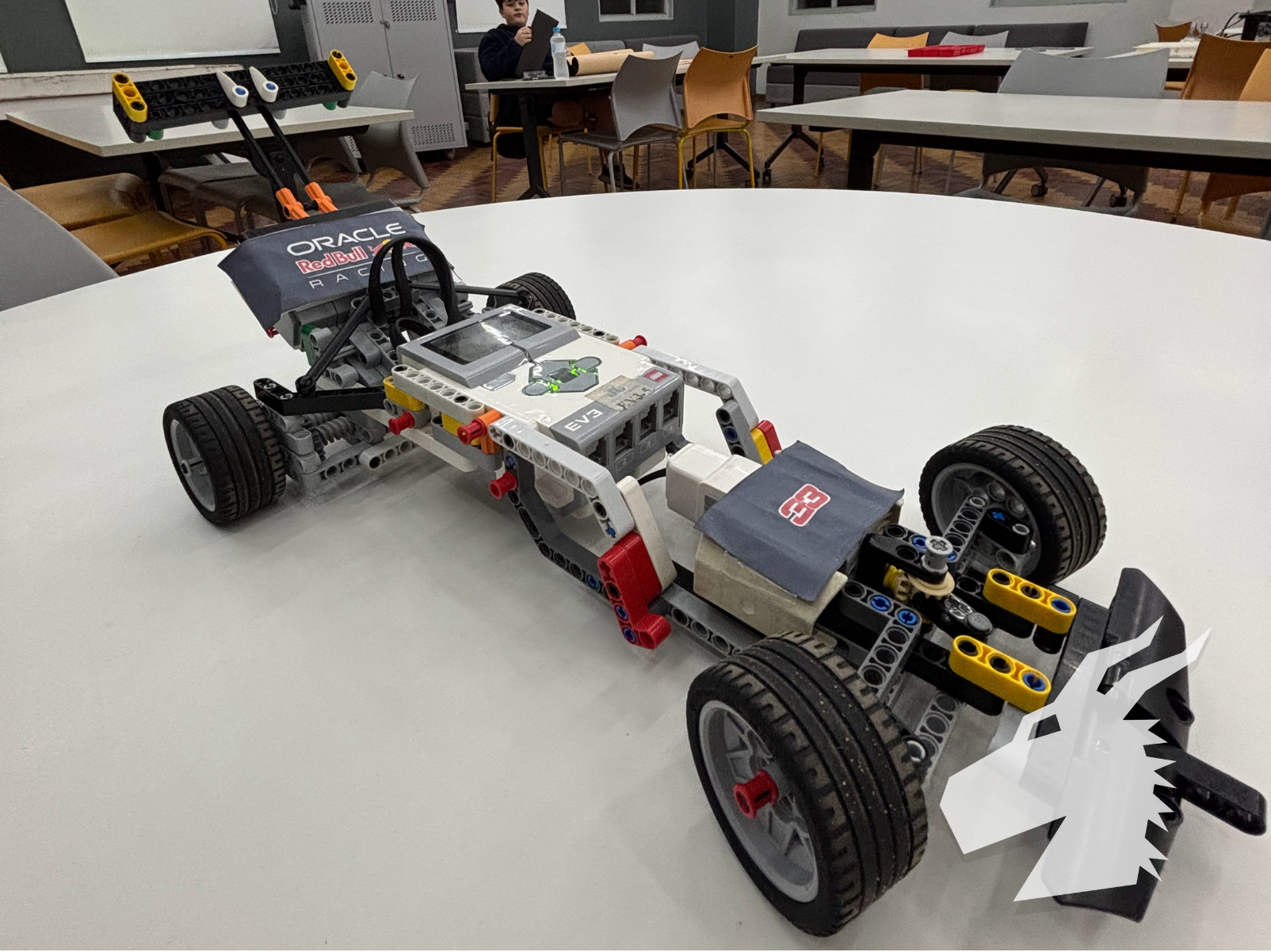 Robô de Corrida F1 na pista